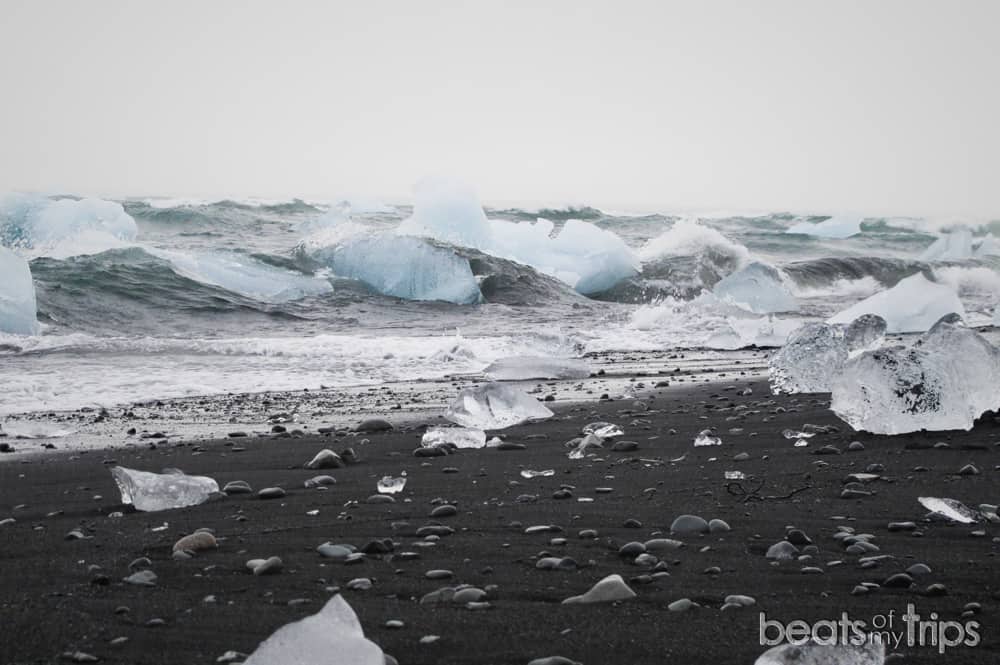 El mar golpeado los icebergs