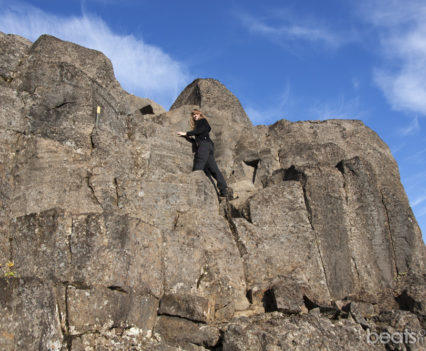 Subiendo por columnas de basalto en Sanddalur