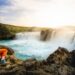 Chica en Cascada de los dioses Godafoss Islandia